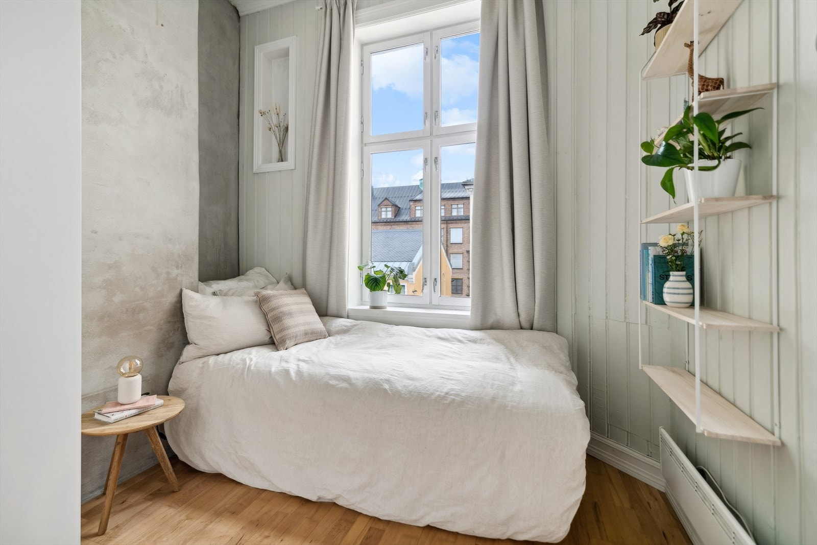 Overflater vegg består av både betong og malt panel. Galleribilde