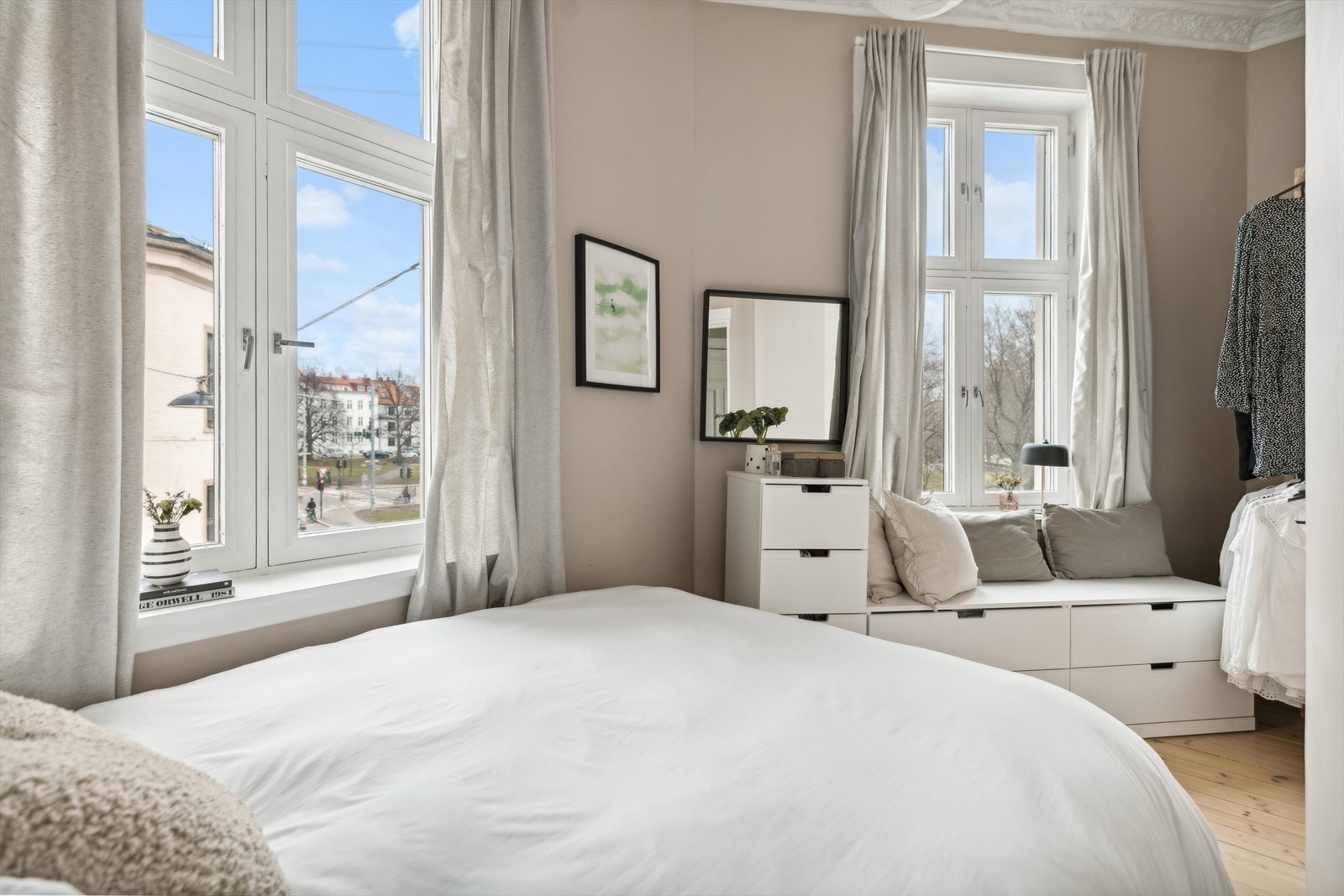 Soverom 1 er av god størrelse, og får rikelig med lys fra to store vindusflater. Galleribilde