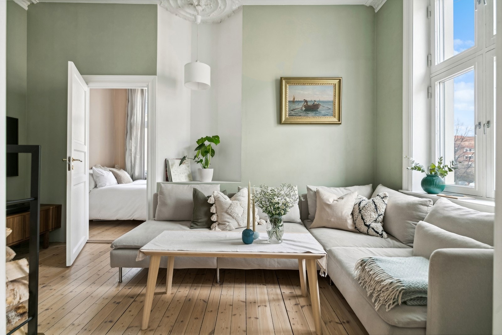 Den gode takhøyden (3,14 meter) og de brede dørene gir leiligheten en luftig og romslig atmosfære. Galleribilde