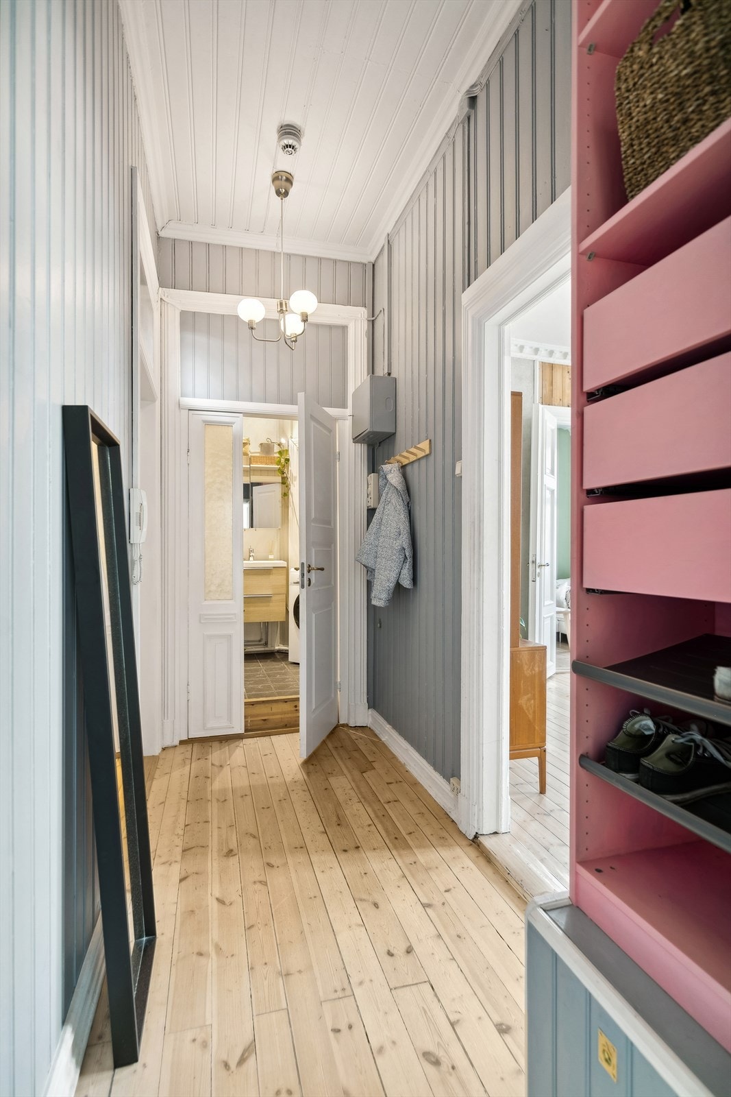 Innbydende entré med plass til oppheng av jakker og praktisk skohylle, samt callinganlegg ved inngangsdør. Galleribilde