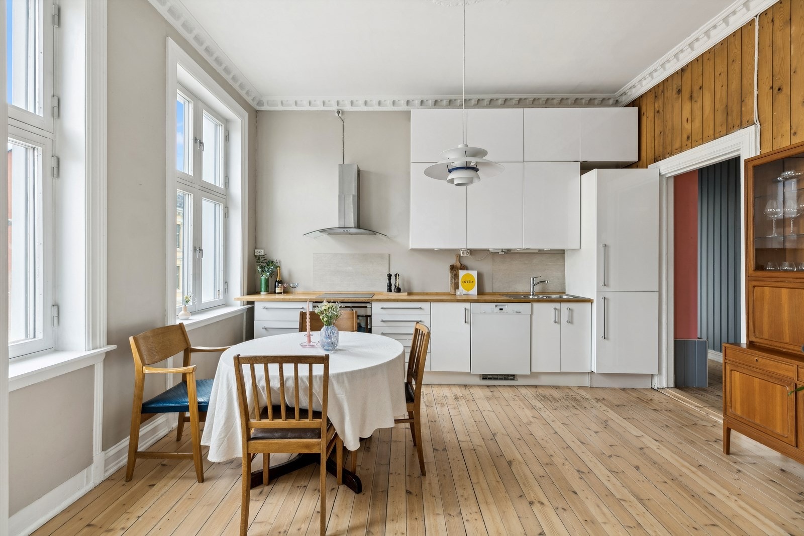 Overflater gulv består av furugulv og parkett. Galleribilde