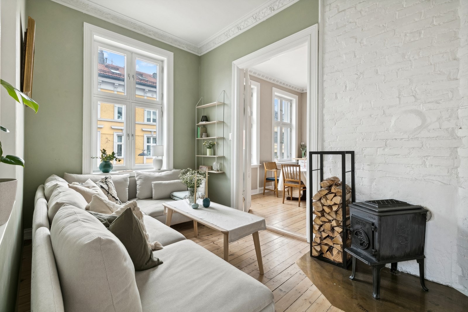 Leiligheten er oppvarmet med vedovn i stue, panelovner og elektriske varmekabler på bad/wc. Galleribilde