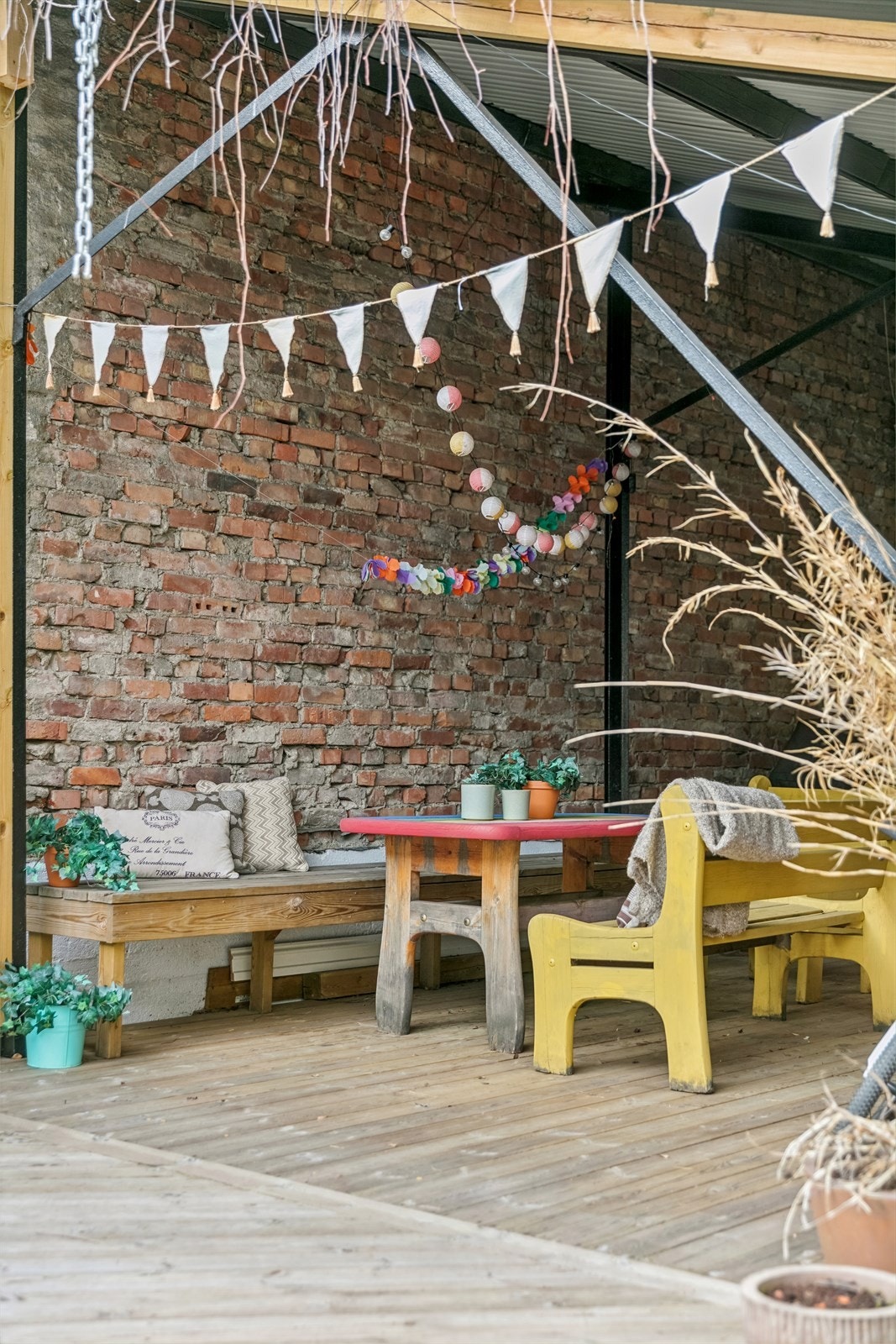 Felles bakgård med sittegrupper for beboere. Galleribilde