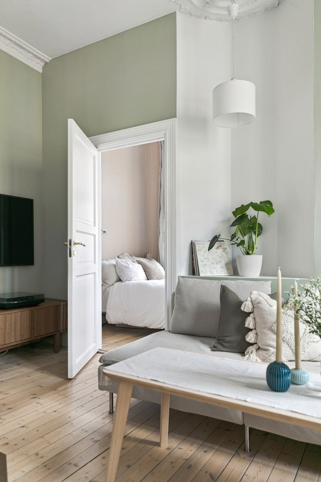 Koselig stue med romslig plass til en stor hjørnesofa, TV og TV-benk. Galleribilde