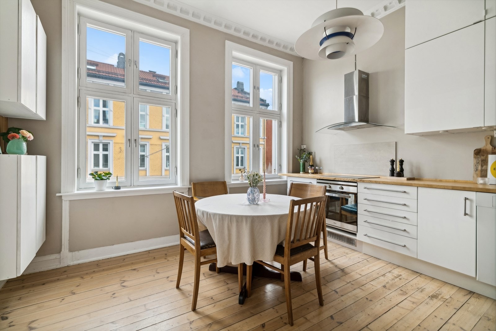 Store klassiske vinduer med god lysinnslipp. Galleribilde