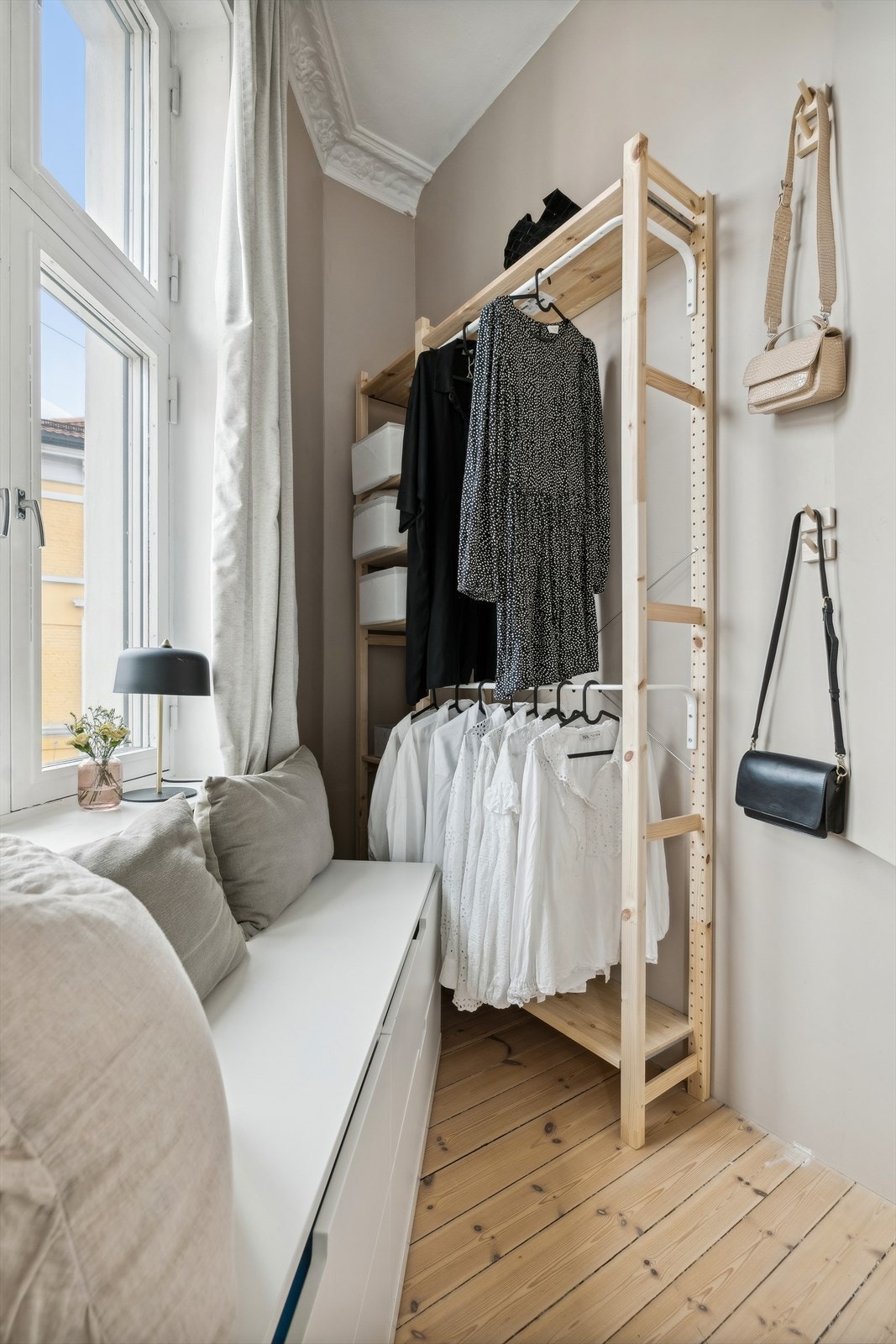 Det er også rom for oppbevaringsplass med praktiske hyller og skuffer. Galleribilde