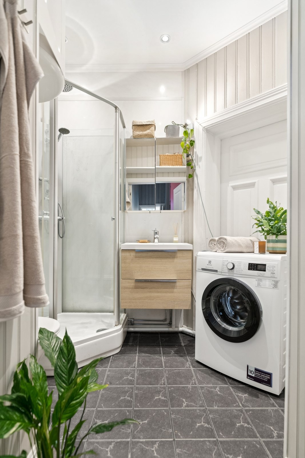 Flott bad med støpt betonggulv med varmekabler og fliser. Galleribilde