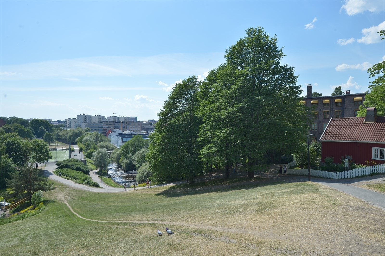 Fine turmuligheter langs Akerselva både opp til Nydalen med bademuligheter, samt ned til mathallen med et bredt utvalg av god mat og drikke. Galleribilde