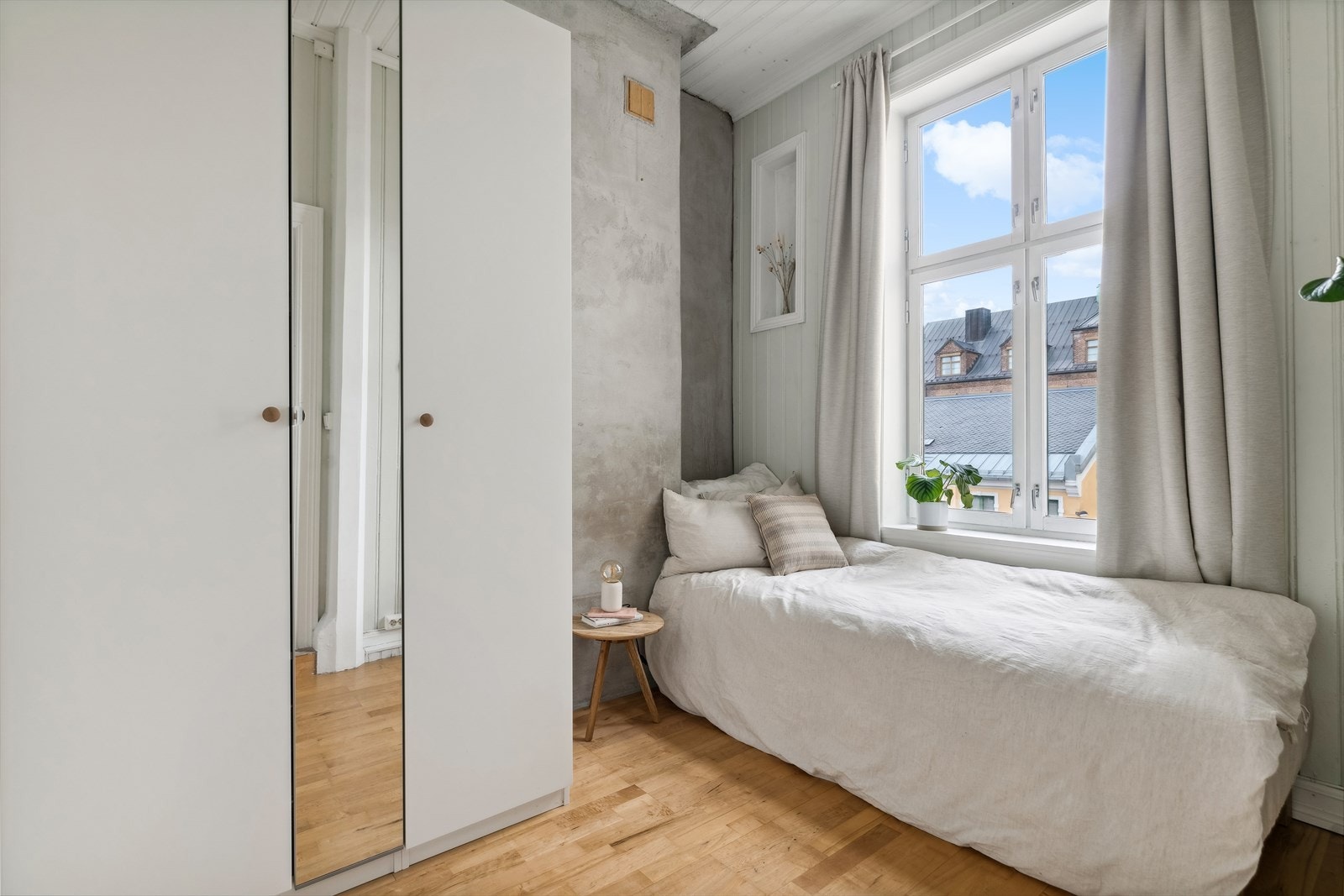 Soverom 2 gir plass til både seng, nattbord og praktisk garderobeskap. Galleribilde