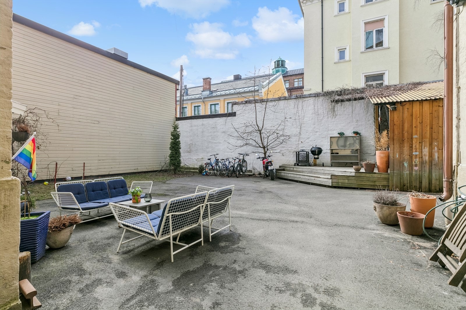 Bakgården gir rom for sittegrupper og felles sykkelparkering. Galleribilde