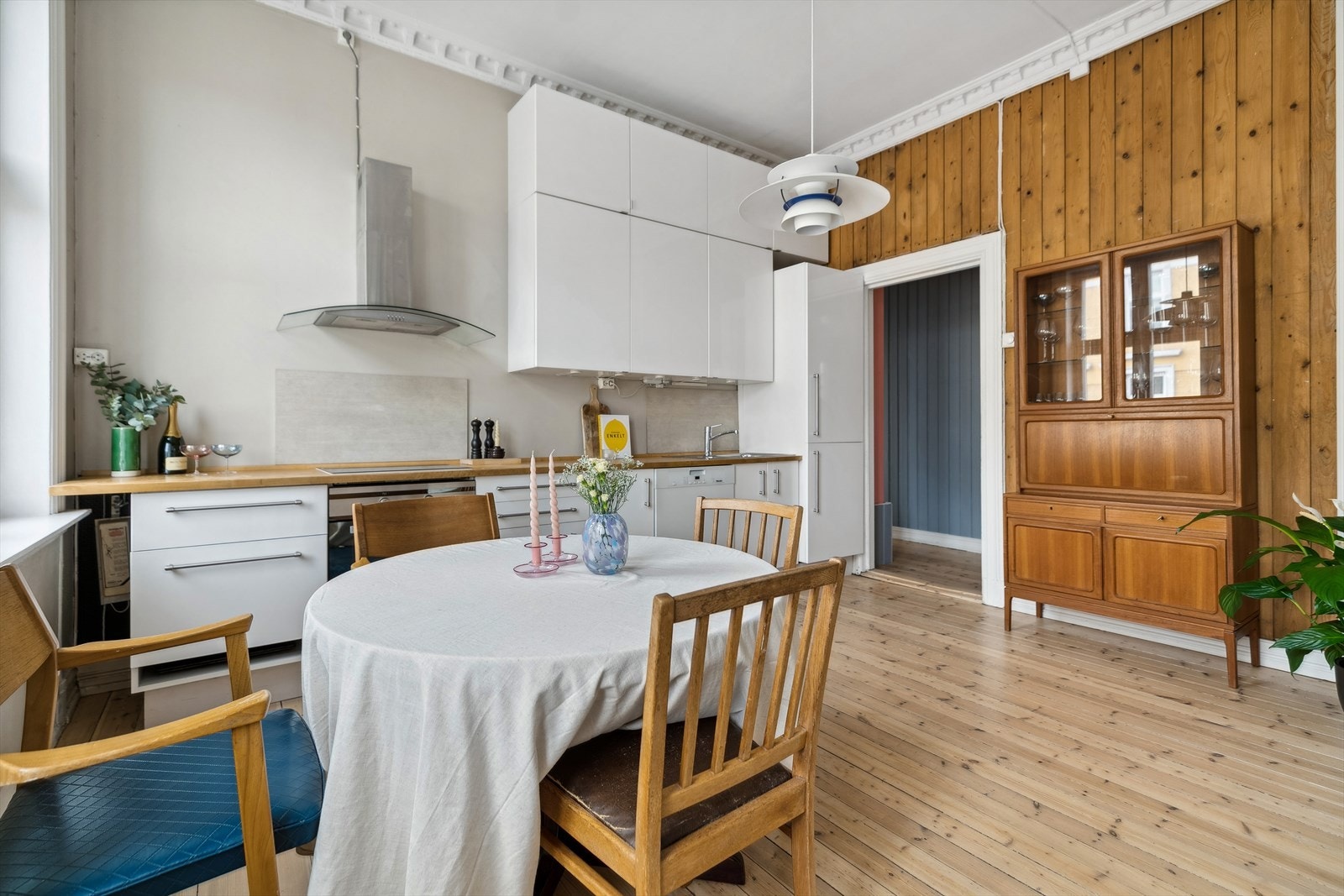 Romslig kjøkken med god benk- og skapplass. Det er i tillegg stor plass til hyggelig spisebord. Galleribilde