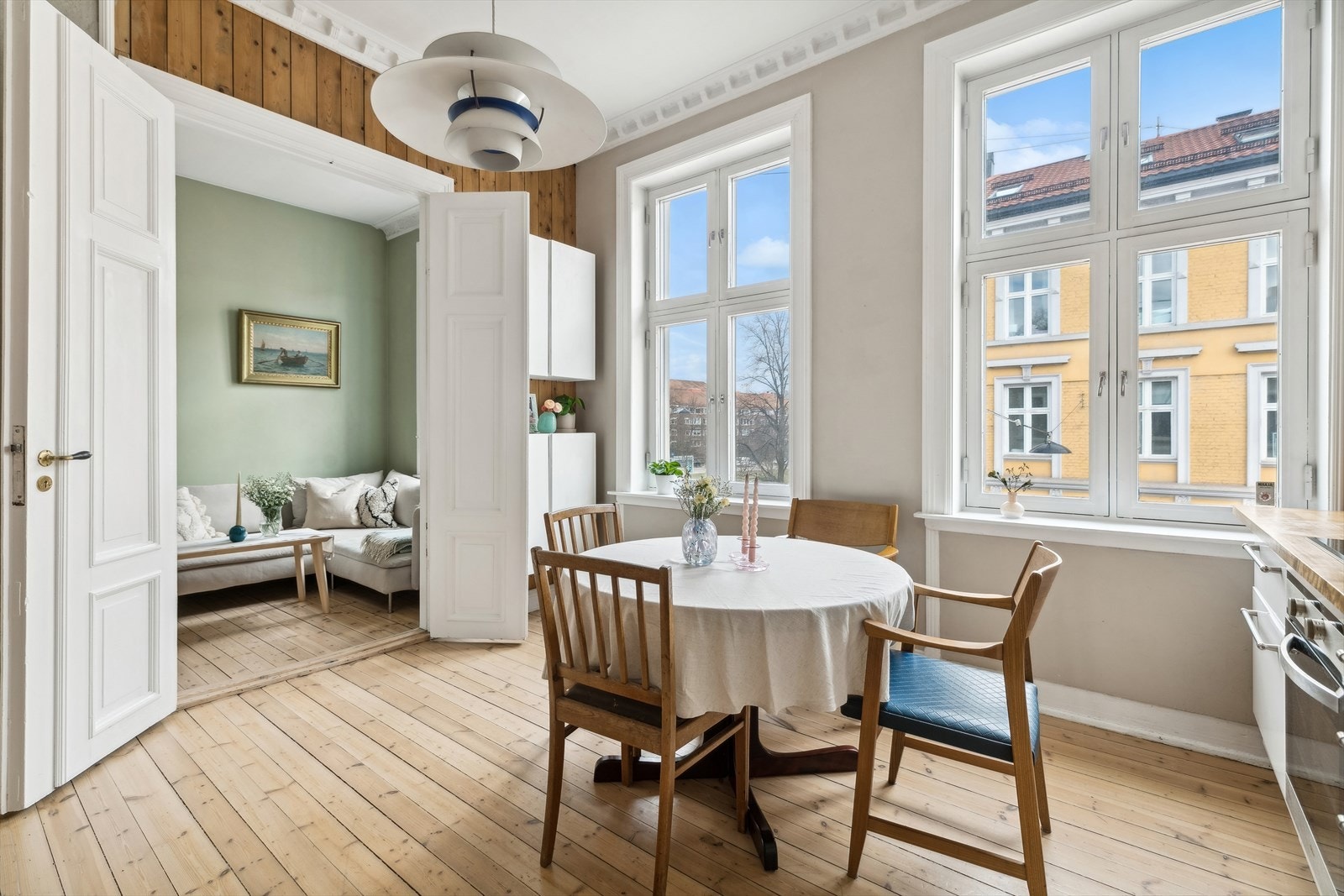 Denne flotte leiligheten i byggets 3. etasje har beliggenhet i en klassisk bygård på populære Torshov fra 1898. Galleribilde