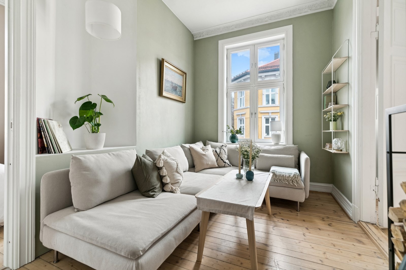 De store vindusflatene fyller rommene med masse naturlig lys og komplimenterer de behagelige fargene. Galleribilde