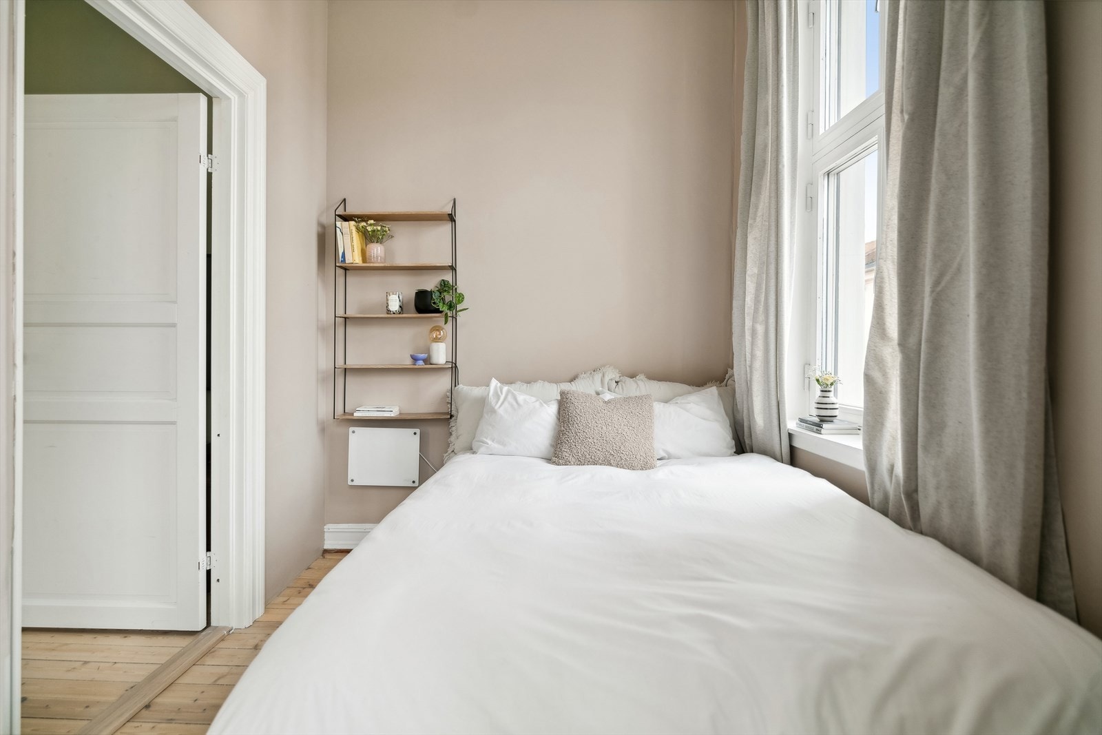 Et lyst og innbydende soverom med plass til stor seng. Galleribilde