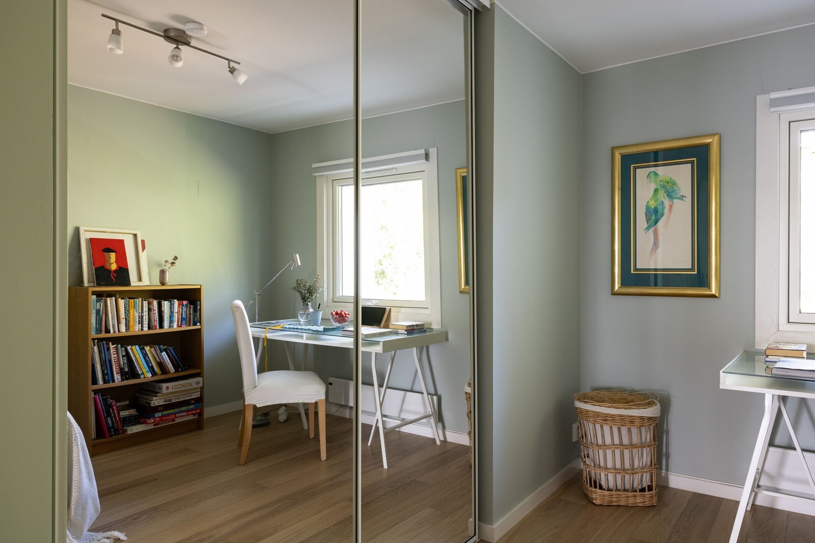 Flott skyvedørsgarderobe med plassbygget innredning utført av møbelsnekker. Galleribilde
