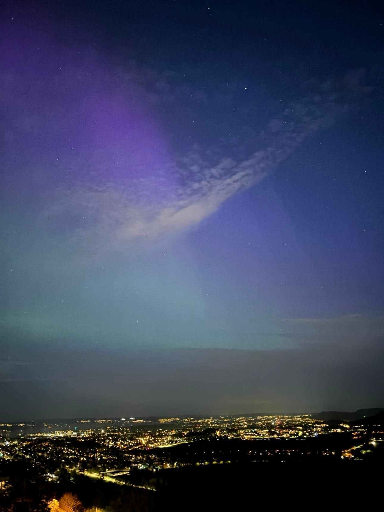 Nordlys over Oslo og Bærum (bildet ble tatt fra terrassen i mai 2024 og er uretusjert). Galleribilde