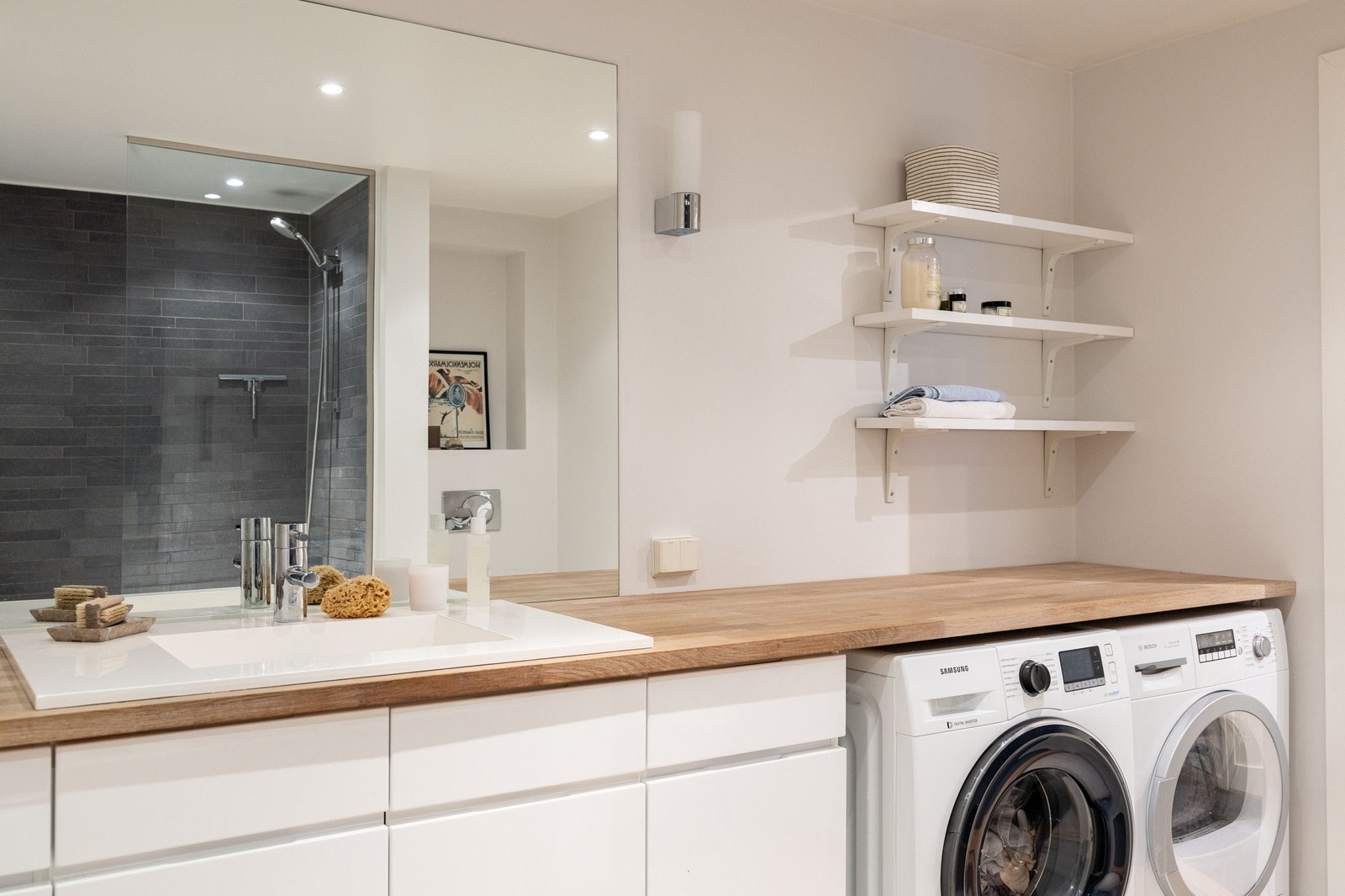Badet har down lights i tak og gulvvarme, samt mye benkeplass til klesvask, stellebord o.a. Det er opplegg for vaskemaskin, og plass til tørketrommel i tillegg. Galleribilde