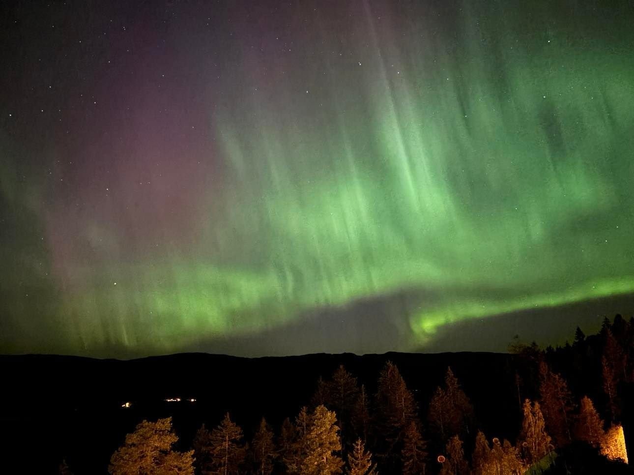 Nordlys over Nordmarka (bildet ble fra terrassen tatt i september 2024 og er uretusjert). Galleribilde