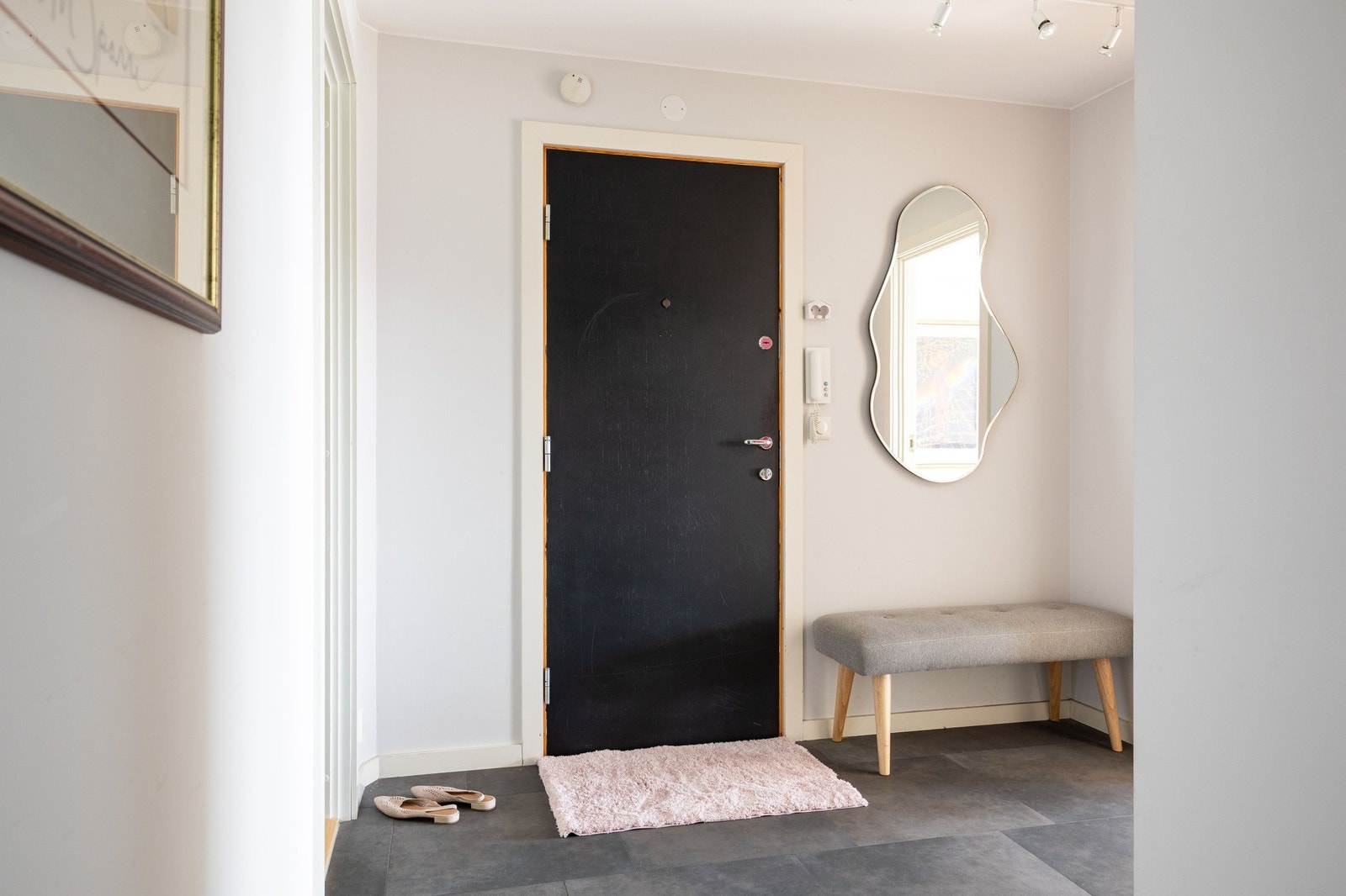 Store fliser i entréen som skaper et vakkert førsteinntrykk og gir en sømløs overgang mellom ute og inne. Boligen har gjennomgående lys. Galleribilde