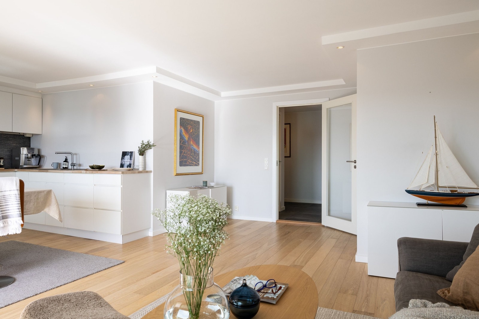 Alle rom unntatt våtrom og gang har enstavsparkett på gulv. Galleribilde