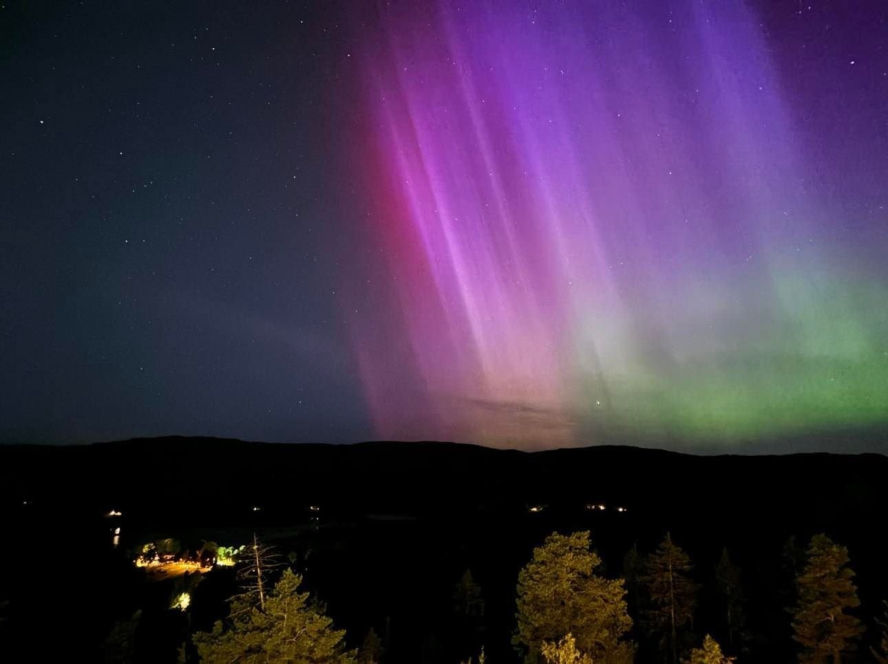 Nordlys over Bogstadvannet og Bogstad gård (bildet ble tatt fra terrassen i august 2024 og er uretusjert). Galleribilde