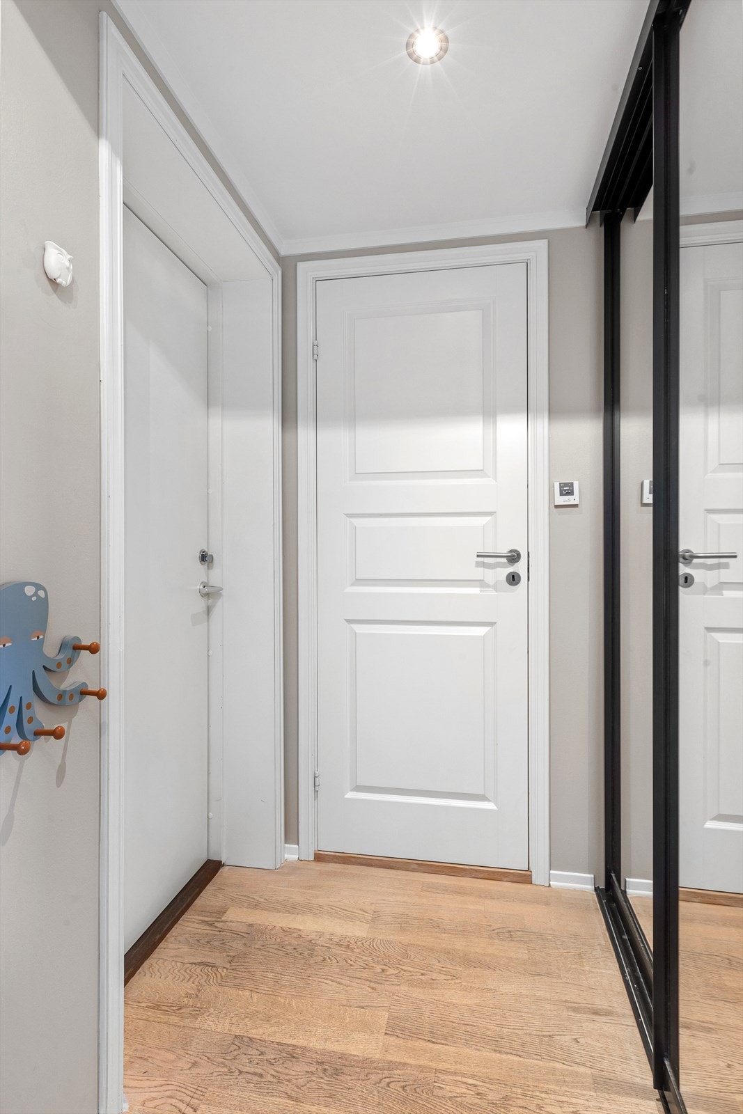 Velkommen hjem! Entré med skyvedørsgarderobe og downlights i tak Galleribilde