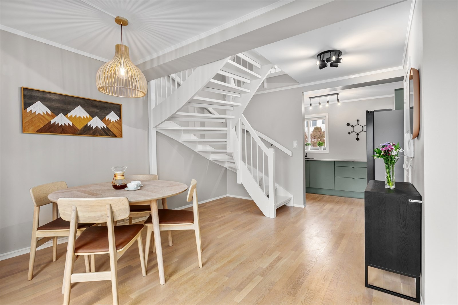Her er det god plass for romslig spisestuemøblement Galleribilde