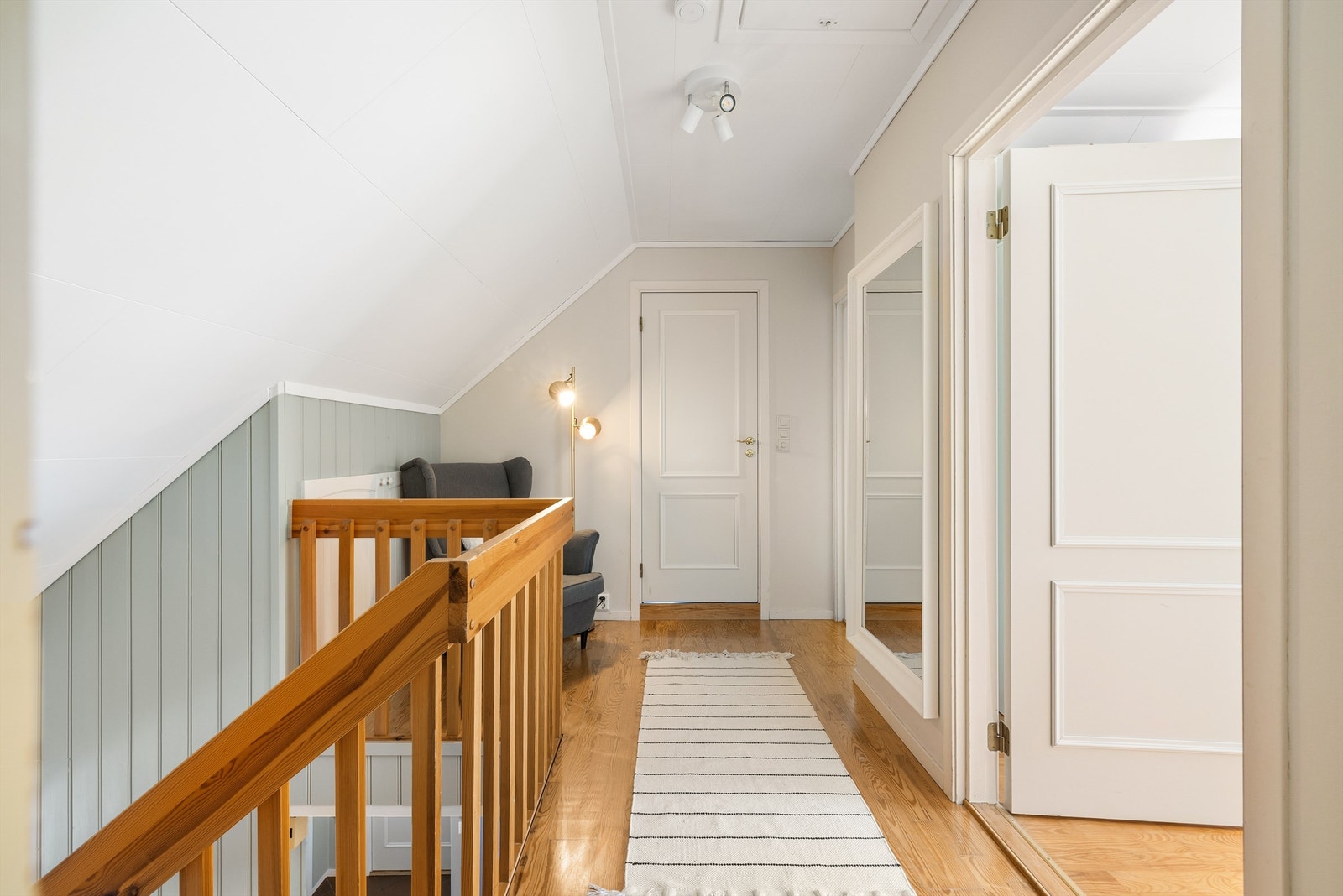 Badet er lett tilgjengelig fra gangen utenfor soverommene. Galleribilde