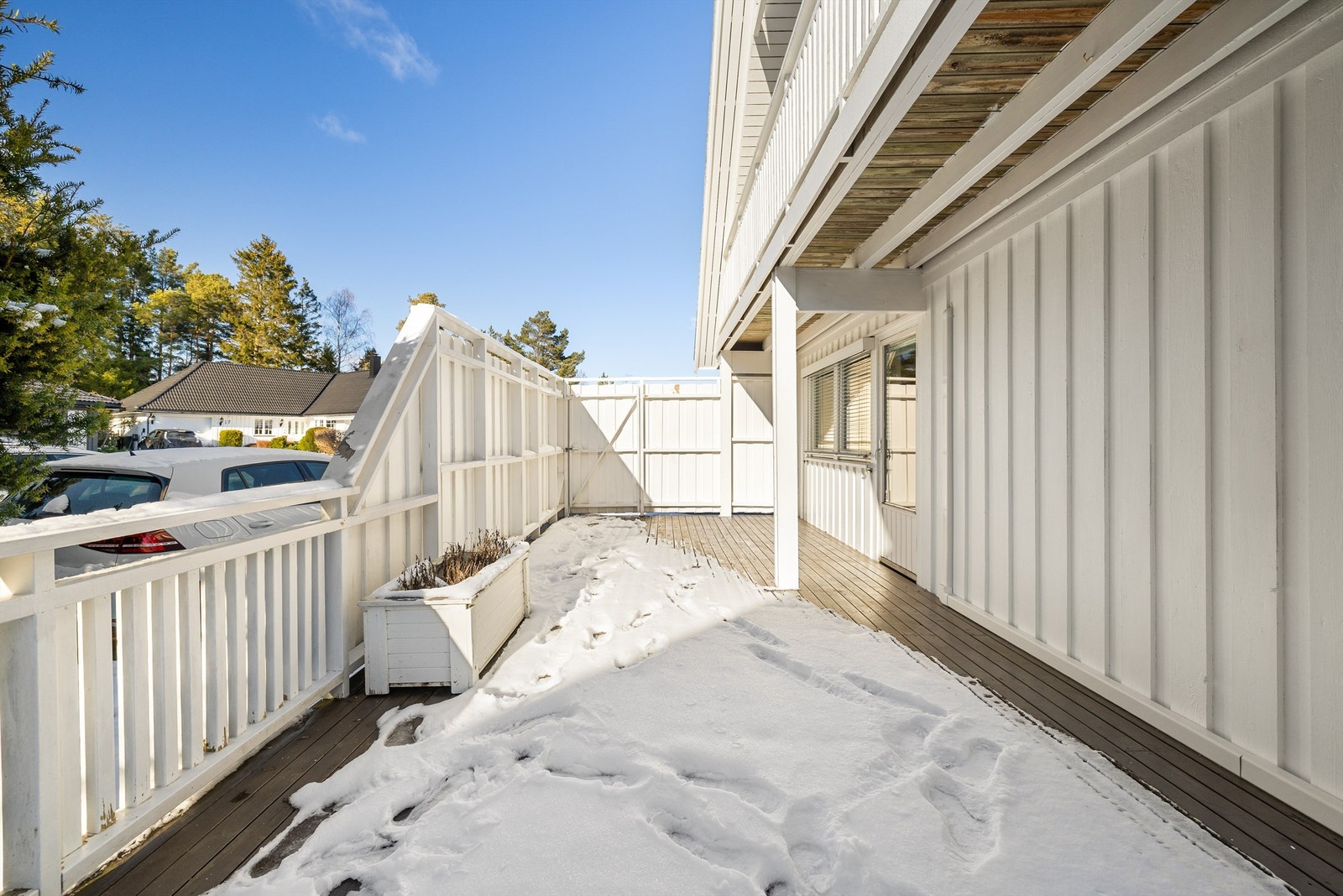 Omgitt av høye levegger som ivaretar privatlivet kan du her få med deg solen frem til kveld sommerstid. Galleribilde