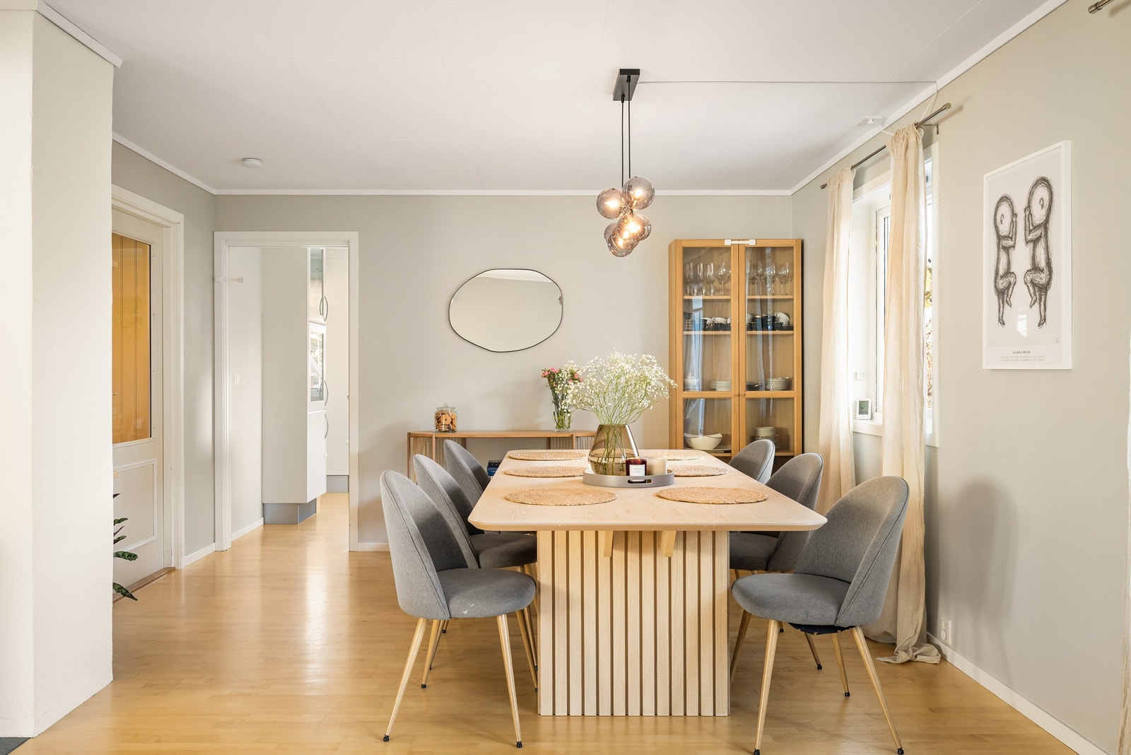 Vegg i vegg med stuen finnes et romslig kjøkken med plass til spisebord og familiens hverdagslige måltider. Galleribilde