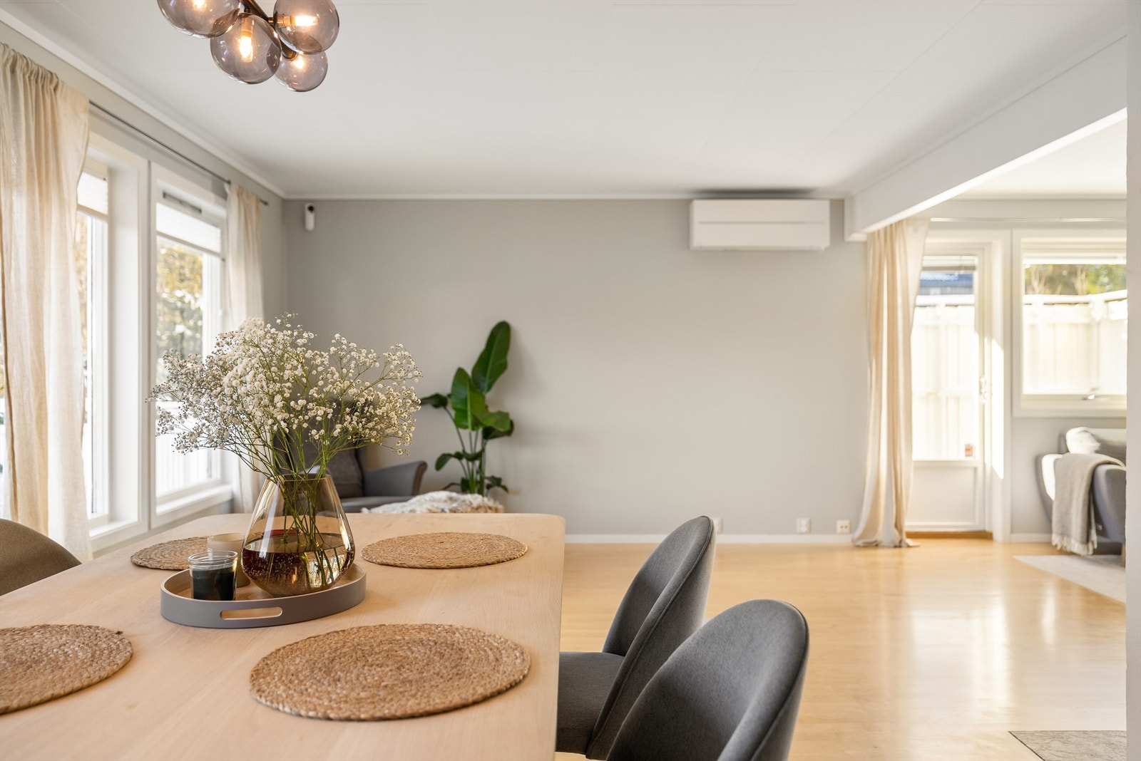 I tillegg til vedovnen er stuen også utstyrt med luft-luft varmepumpe. Galleribilde