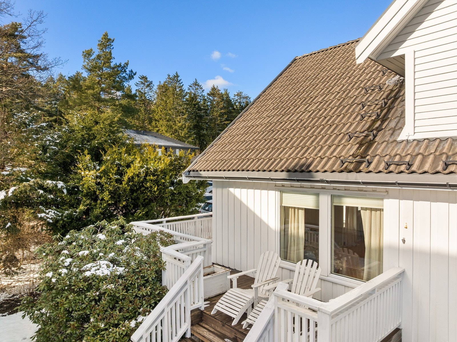 Terrasse mot både syd og vest gir sommerstid tilgang på solen store deler av dagen. Galleribilde