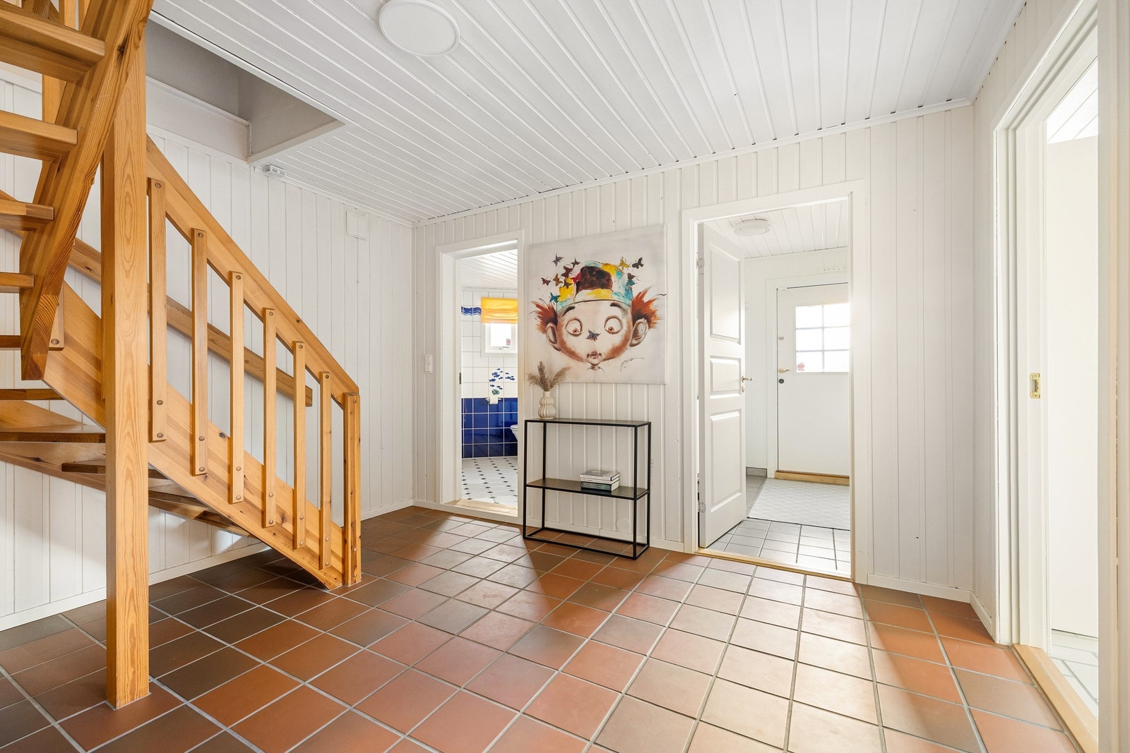 Alle kjellerens ulike rom er tilknyttet den romslige gangen, som for øvrig også har gulvvarme. Galleribilde