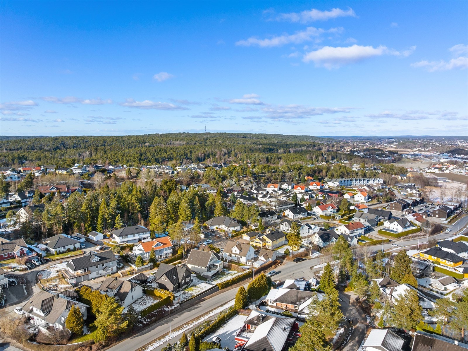 Til barneskole med SFO er det ikke mer enn en drøy kilometer å gå eller sykle på snarveier gjennom nabolaget. Galleribilde