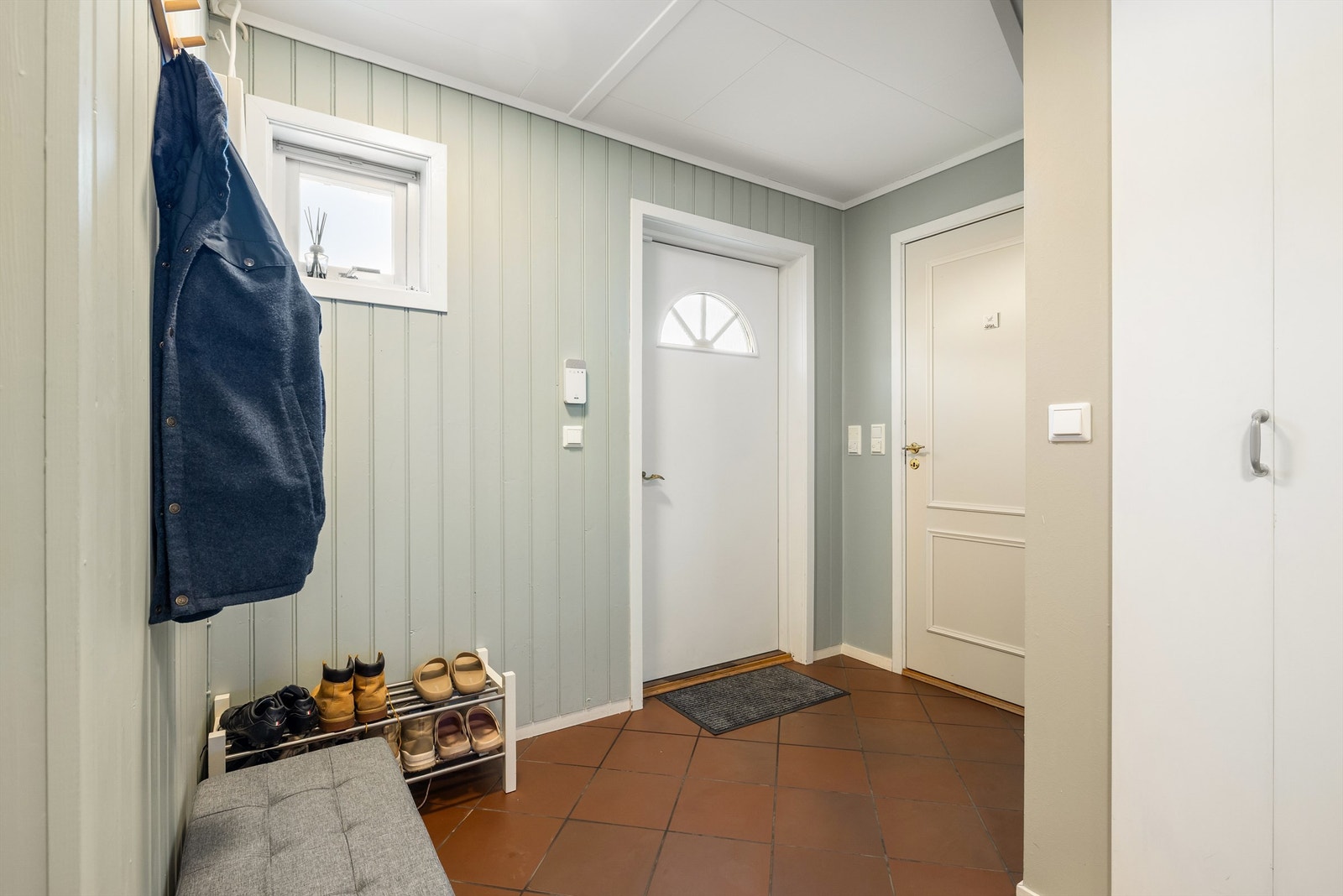Gulvet i hallens ytre del har både varme og en praktisk overflate av fliser. Galleribilde