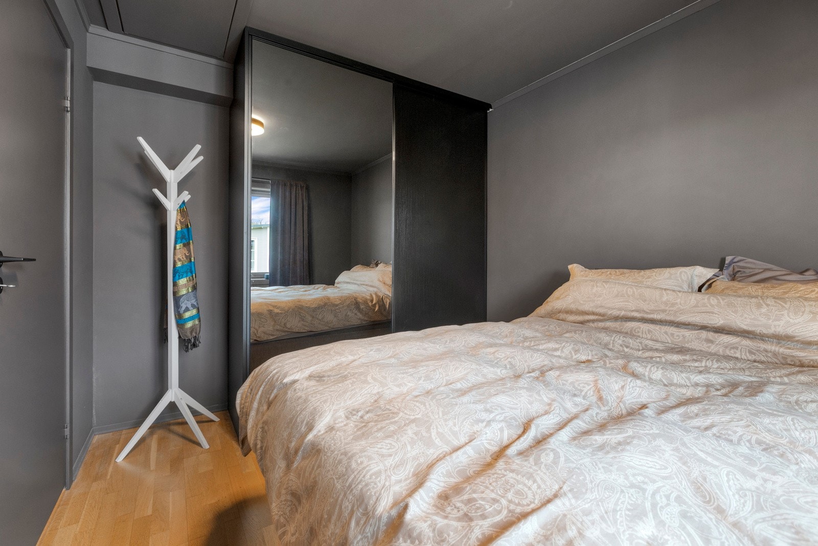 Skyvedørsgarderobe på soverom Galleribilde