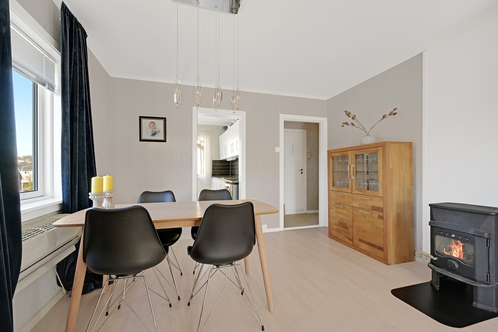 Her ser vi fra stua og mot kjøkkenet og entreen Galleribilde