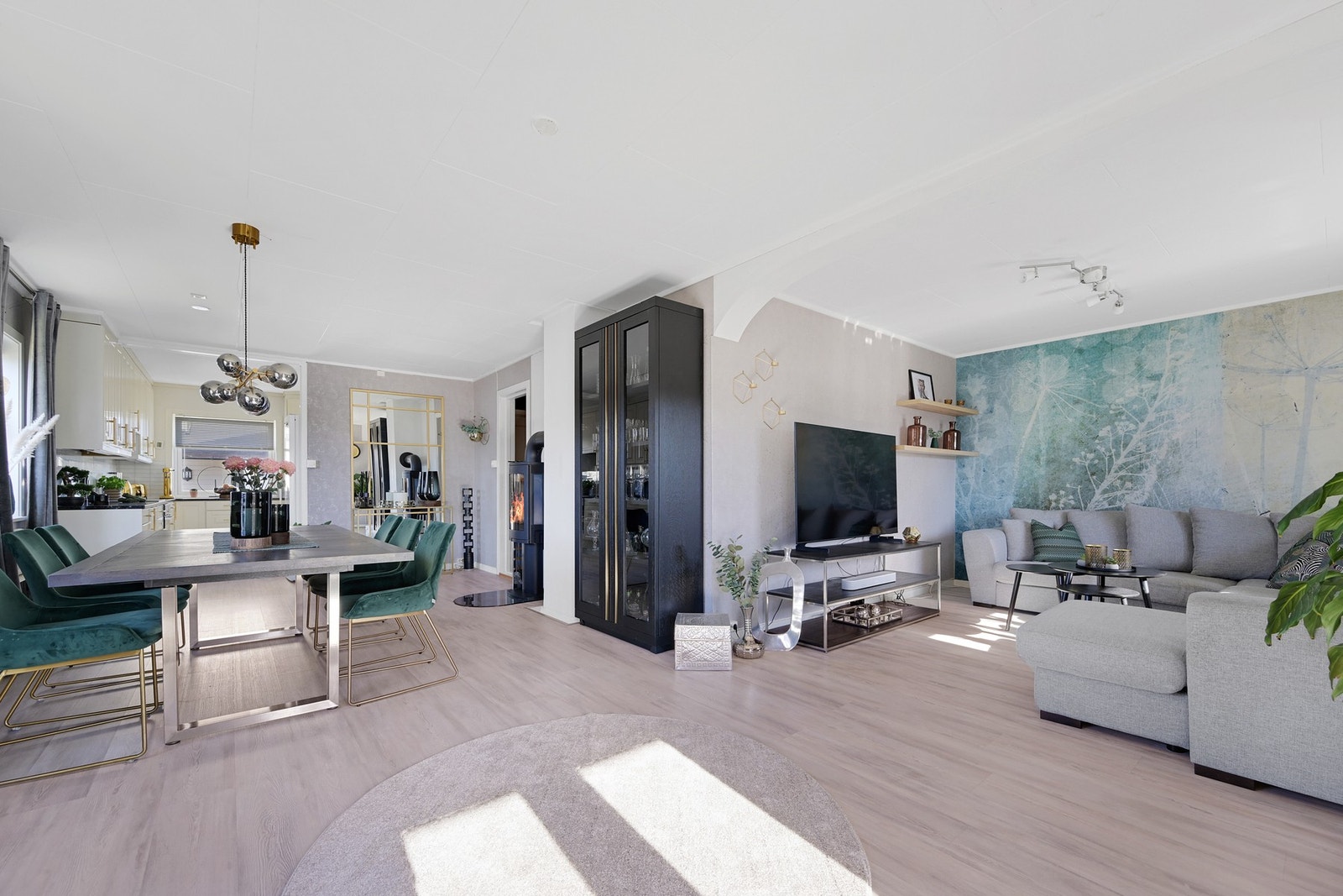 Lys, oppusset og romslig vinkelstue Galleribilde