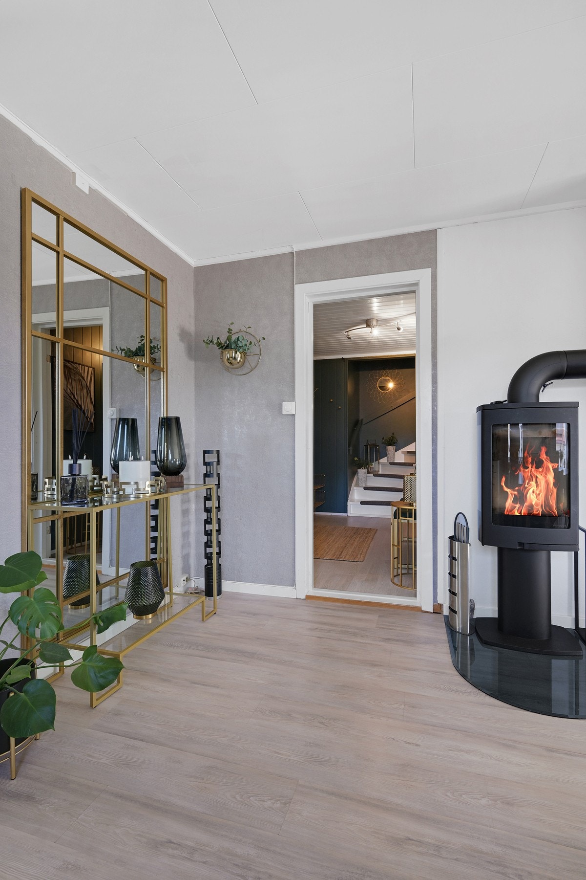 Da er vi nede i 1. etasje igjen og fortsetter inn mot stua Galleribilde