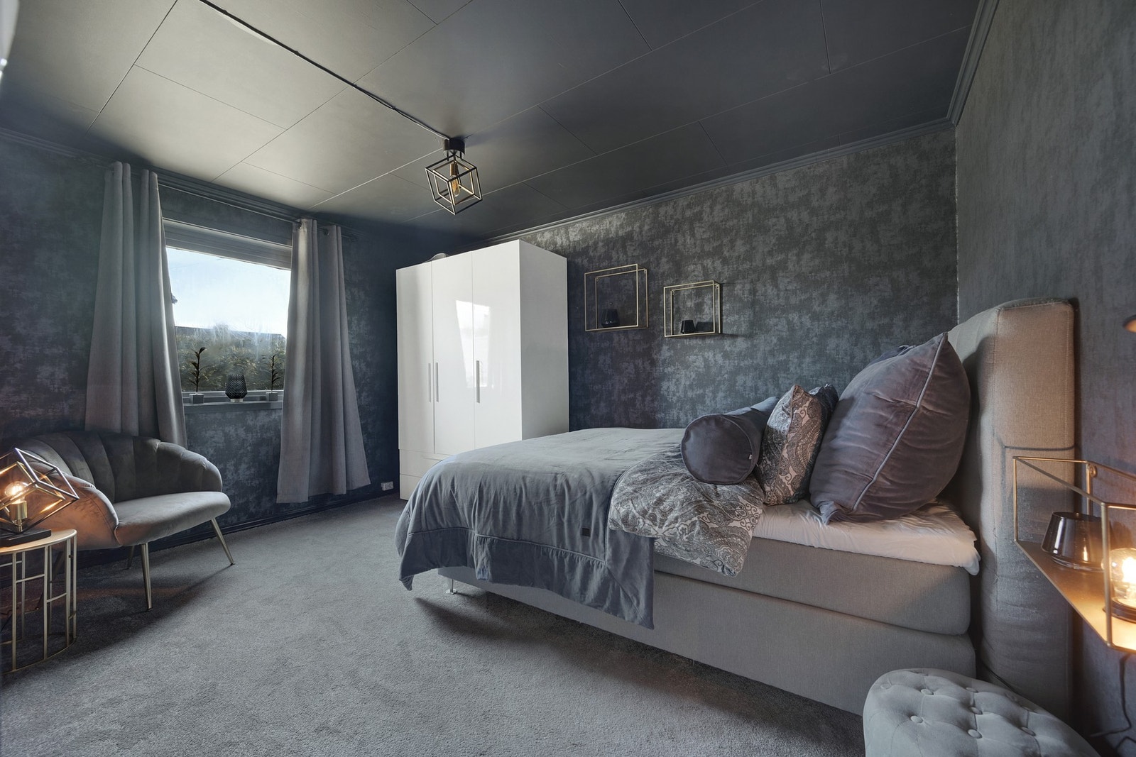 Et romslig, pent og oppusset soverom Galleribilde