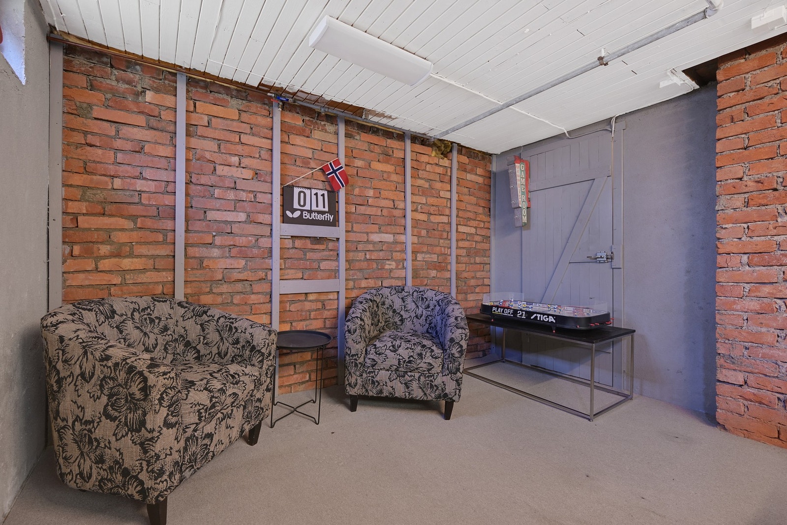 Kjellerstue/spillrom med teglsteinsvegg Galleribilde