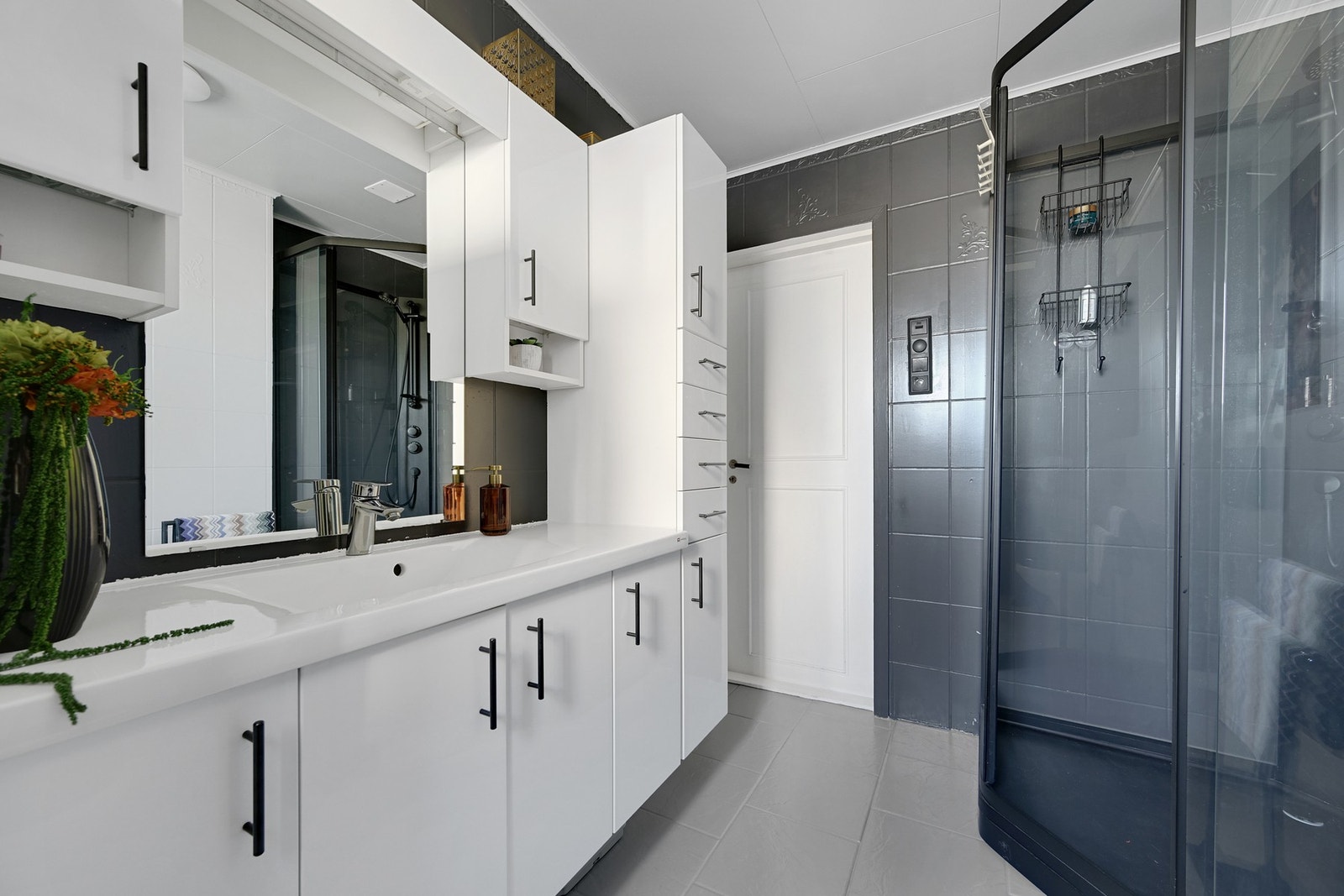 Leiligheten i 1. etasje har et romslig bad Galleribilde