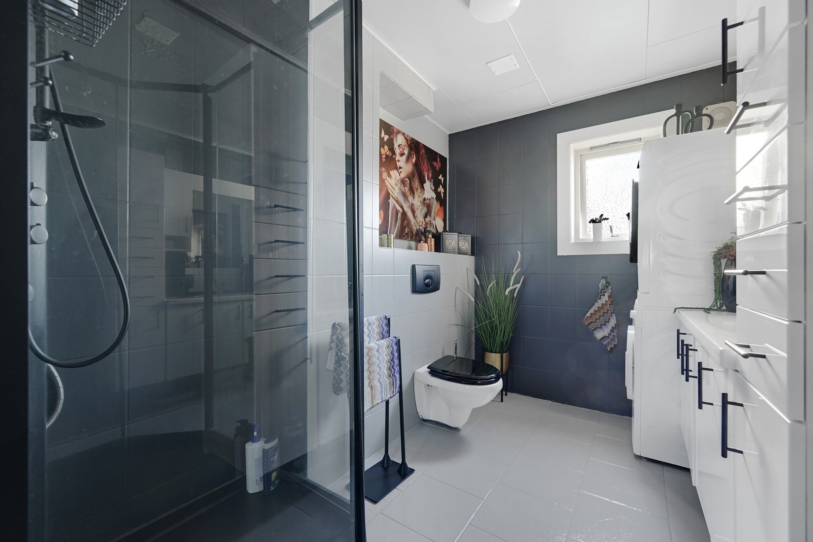 Det er gulvvarme og flisene er malt opp Galleribilde