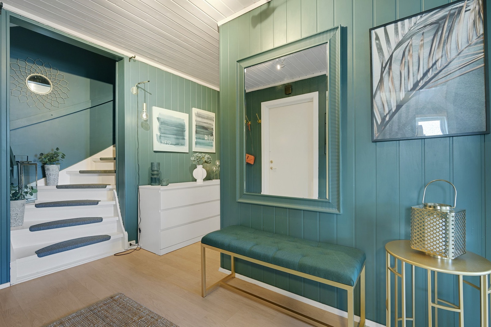 Fra entreen er det trapp opp til tilbygget med ekstra soverom Galleribilde