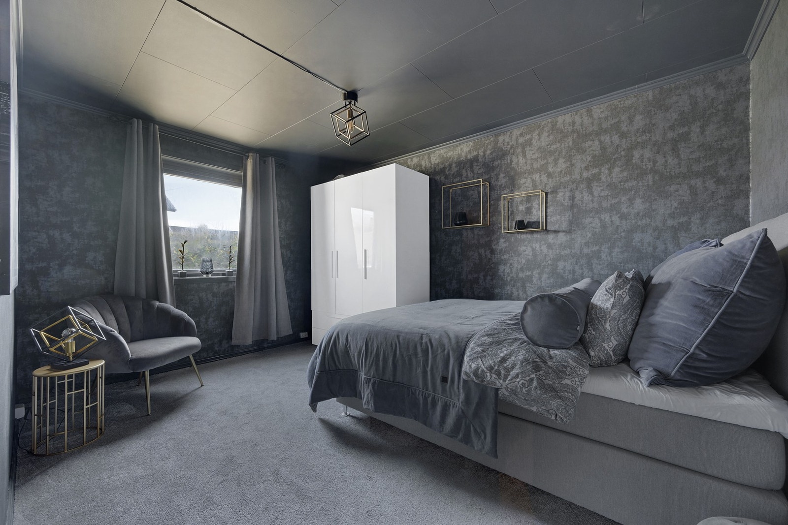 Leiligheten i 1. etasje har tre soverom - her ser vi hovedsoverommet Galleribilde