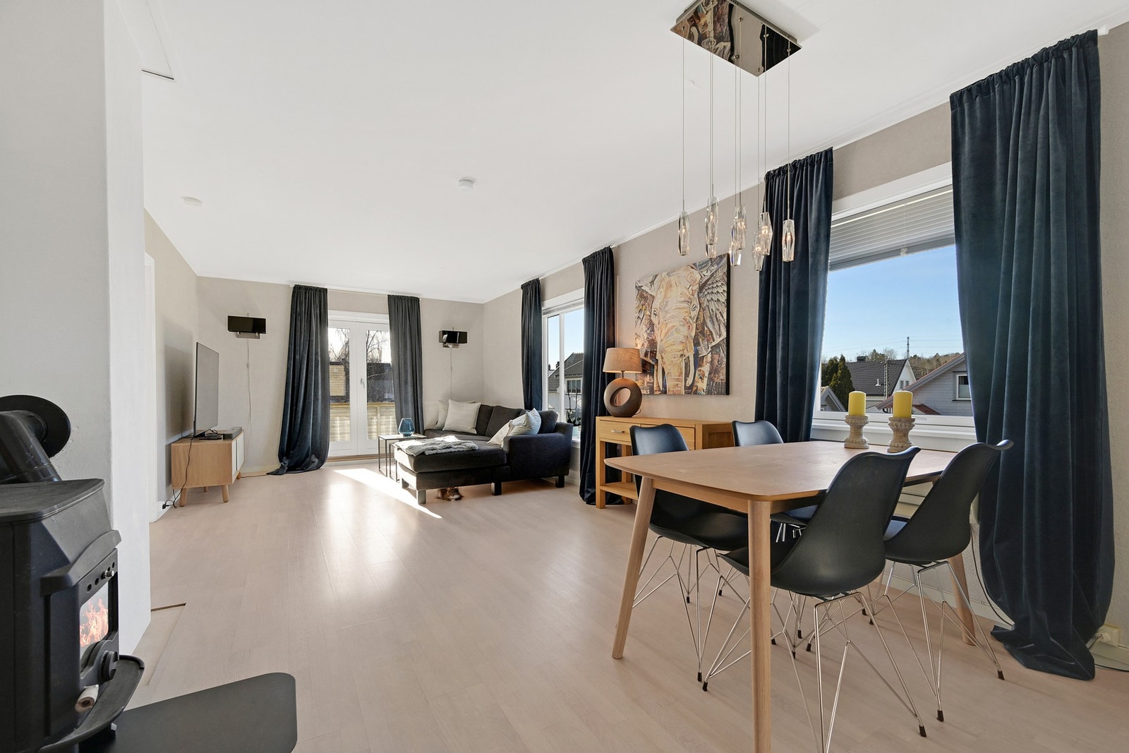 Stua har peisovn og tofløyet dør ut til takterrasse Galleribilde