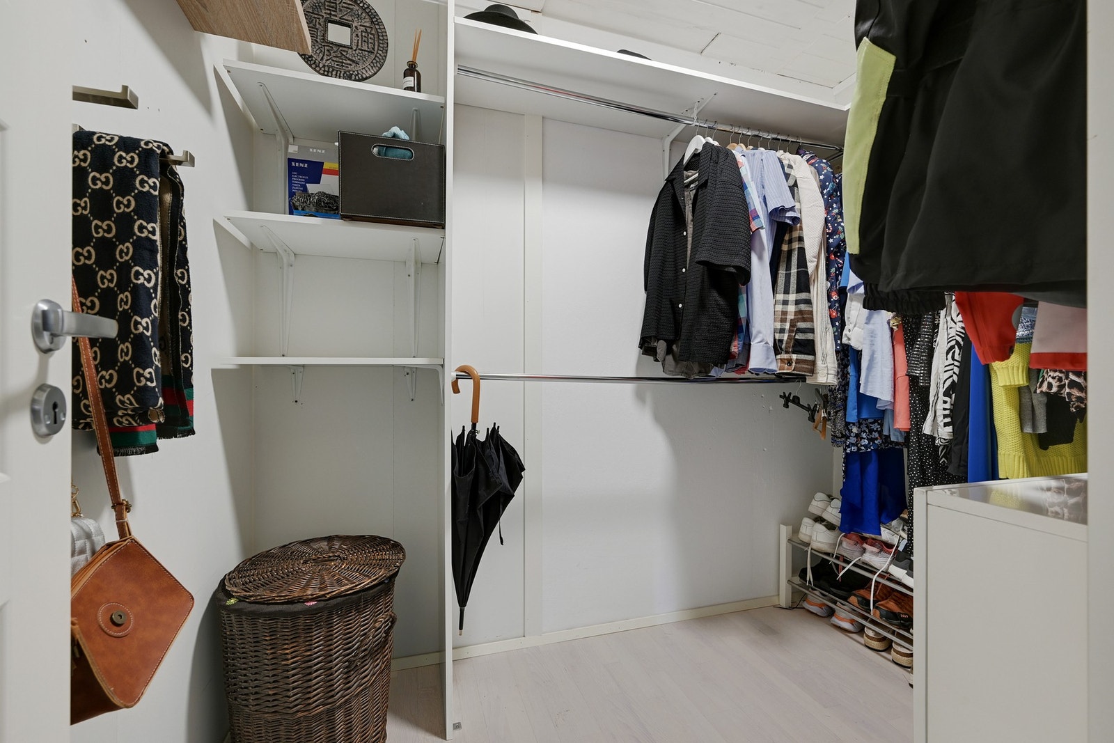 I tilknytning til entreen er det eget garderoberom Galleribilde