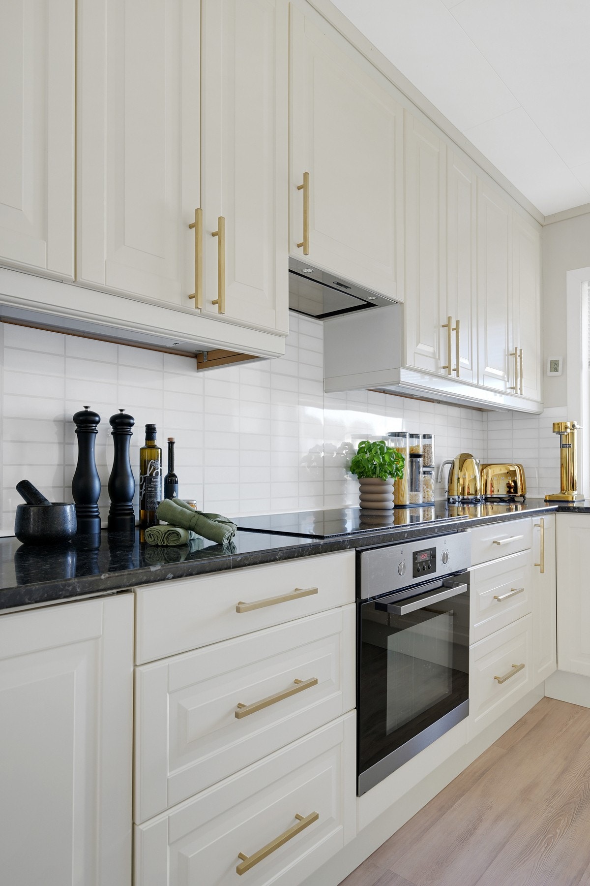 Hvitevarene på kjøkkenet i 1. etasje medfølger: Oppvaskmaskin, komfyr og kjøleskap Galleribilde