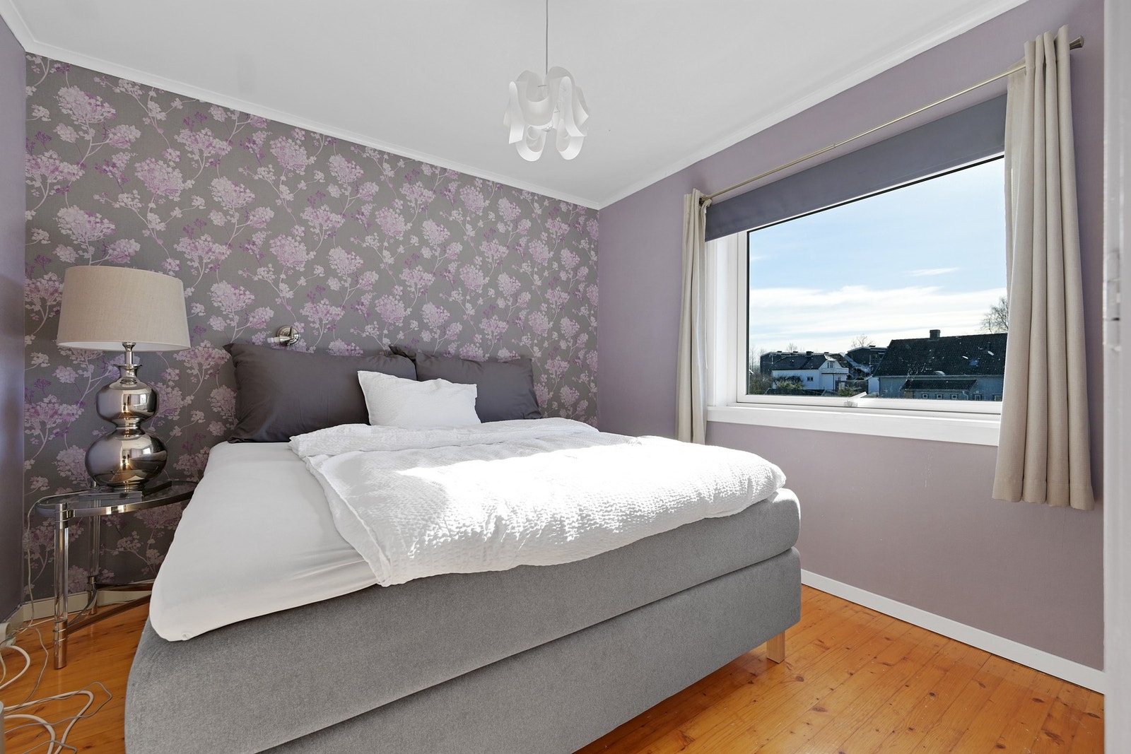 Leiligheten i 2. etasje har to soverom - her ser vi hovedsoverommet Galleribilde