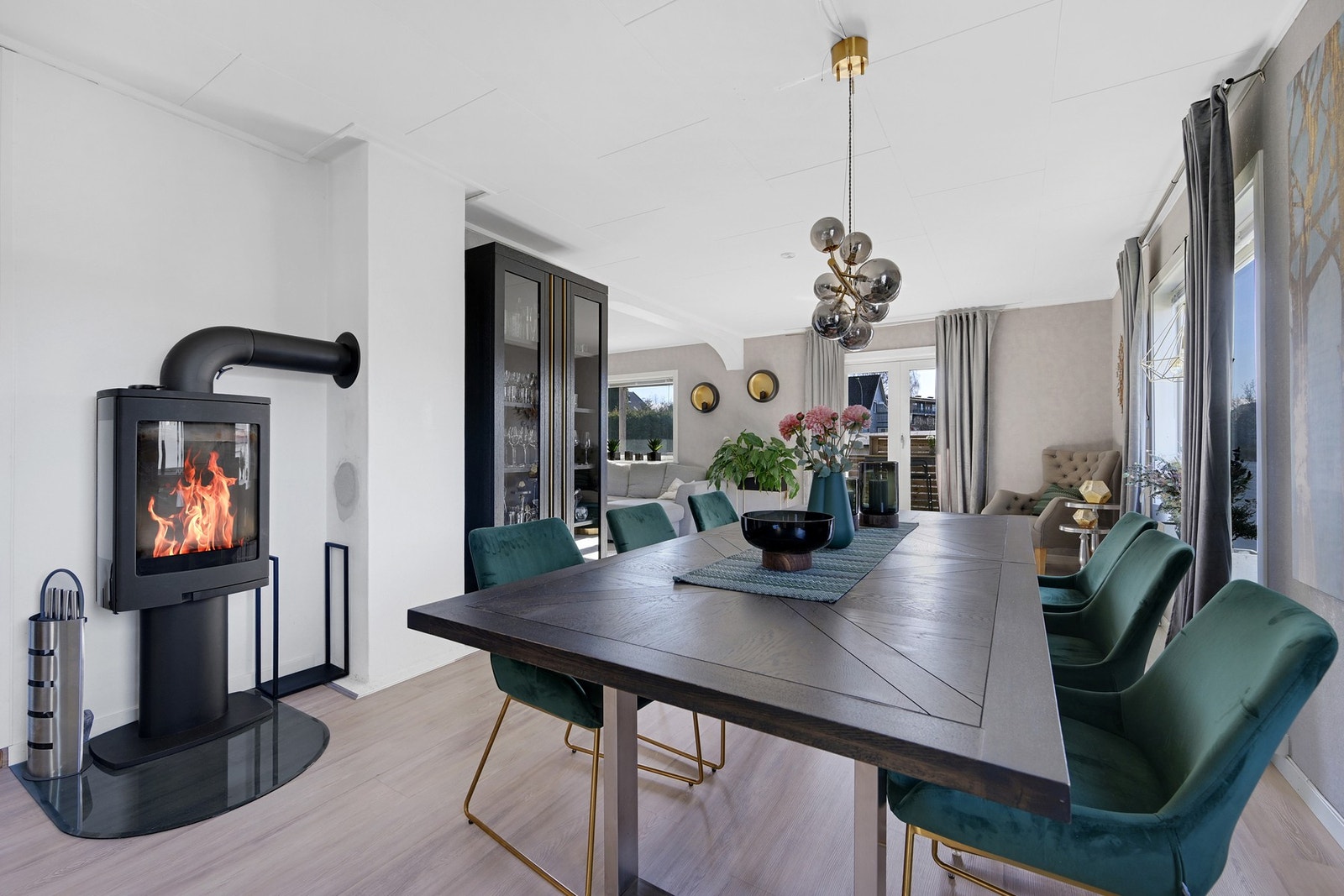 Det er både varmepumpe og peisovn i begge leilighetene Galleribilde